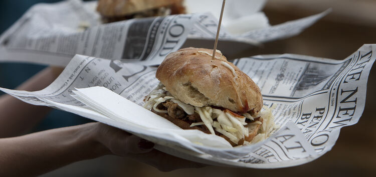 Wer beim Streetfood-Festival in einen Burger beißen möchte, muss dazu dieses Jahr auf die Hahnweide fahren.Foto: Jean-Luc Jacque