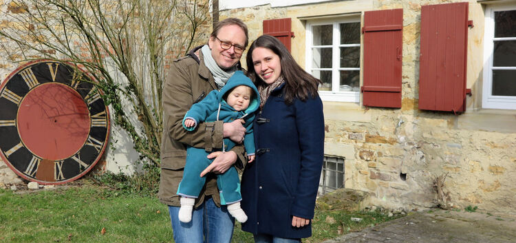 Pfarrer Gerald Holzer mit Ehefrau Linda und Tochter Florentine vor dem Hochdorfer Pfarrhaus.Foto: Ulrike Rapp-Hirrlinger