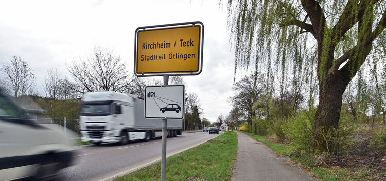 Eine Verkehrsinsel soll Autofahrer aus Richtung Wendlingen ausbremsen.Foto: Markus Brändli
