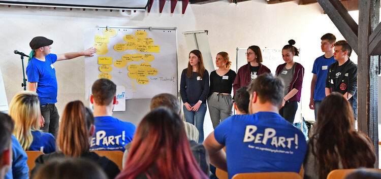 Jugendliche präsentieren im Mehrgenerationenhaus Linde ihre Projektideen.Foto: Markus Brändli