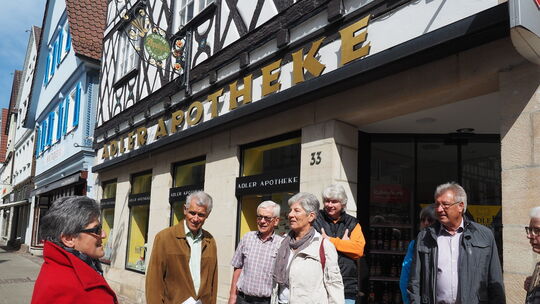 Die Kirchheimer Adler-Apotheke hat einiges mit den Bad Boller Quellen zu tun. Links zeigt Stadtführerin Edith Burgert ein Bild v Die Kirchheimer Adler-Apotheke hat einiges mit den Bad Boller Quellen zu tun. Links zeigt Stadtführerin Edith Burgert ein Bild v