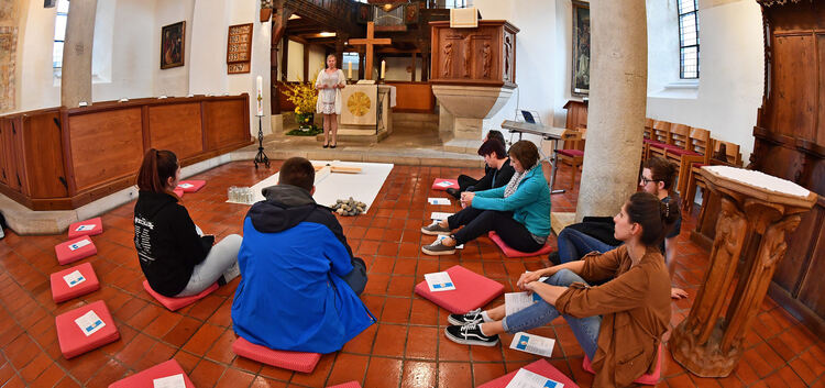 Kirche einmal anders: Schüler halten im Lernstress für einen Moment inne.Foto: Markus Brändli