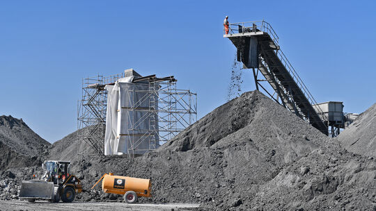 Der Abraum aus den Tunnelröhren soll staubfrei zum Abtransport bereitgestellt werden. Foto: Markus Brändli