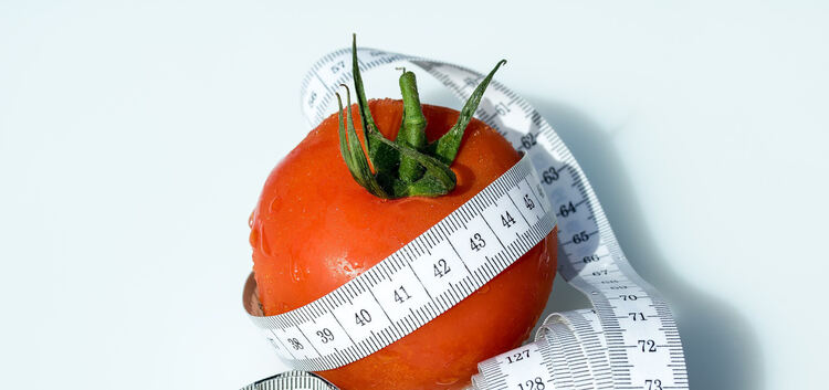 SymboldfotoTomateabnehmen, Diät, GewichtsreduktionWaage, wiegen, Gewicht