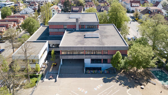 Das Hauptgebäude der Konrad-Widerholt-Schulen stammt aus den frühen 70er-Jahren.Fotos: Carsten Riedl Das Hauptgebäude der Konrad-Widerholt-Schulen stammt aus den frühen 70er-Jahren.Fotos: Carsten Riedl