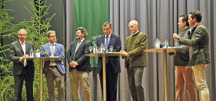 Die Vertreter der fünf Landtagsfraktionen diskutierten in der Kirchheimer Stadthalle über den Wolf.Foto: Daniela Haußmann