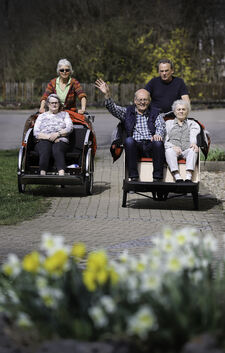 Wer gerne Fahrrad fährt und Senioren sowie Menschen mit Behinderung ein Lächeln ins Gesicht zaubern will, ist auf dem Sattel ein