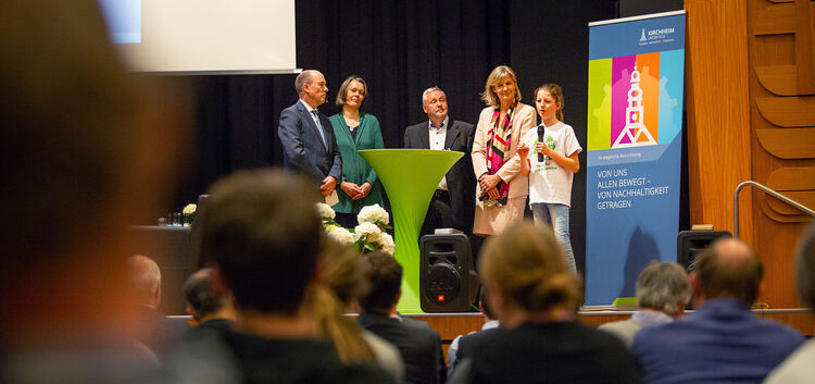 Diskutieren über nachhaltige Entwicklung (von rechts): Schülerin Ronja Stein, Agenda-Koordinatorin Ines Christmann-Jacoby, Klaus