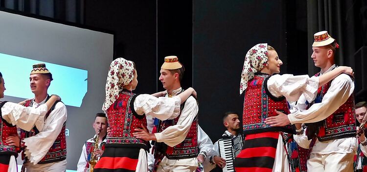 Die rumänische Volkstanzgruppe „Ansamblul Transilvania“ (oben) fiel wegen ihrer Kostüme ins Auge. Die Musikgruppe „Los Urus“ aus