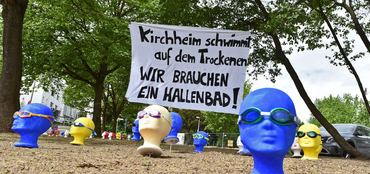 Stummer Protest der „Trockenschwimmer“ für den Bau eines Hallenbads in Kirchheim.Foto: Markus Brändli