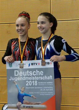 Im Gleichschritt zu Bronze: Nele Rüping (links) und Maike Halbisch, die inzwischen für den MTV Stuttgart turnt.Foto:  Thomas Rüp