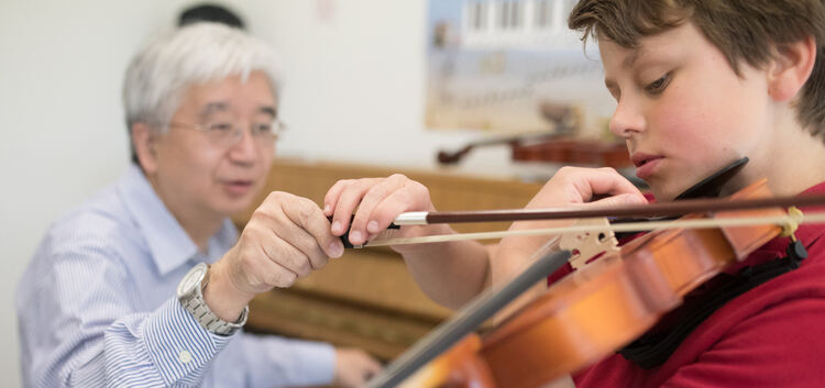 Zum Repertoire in Weilheim gehört auch der Geigenunterricht.Foto: Carsten Riedl