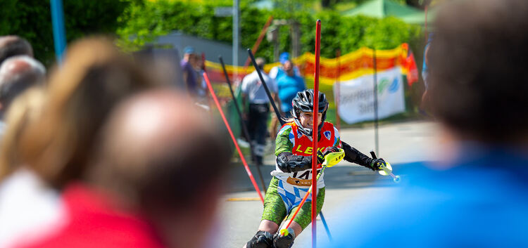 Alle Augen am Streckenrand waren am Samstag in Neidlingen auf die Slalom-Artisten auf den schnellen Rollen gerichtet.Foto: Mirko