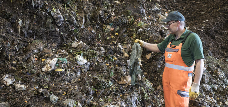 Alles Bio? Der stellvertretende Betriebsleiter Michael Seidl muss im Kompostwerk nicht lange nach Plastik suchen.Foto: Holzwarth