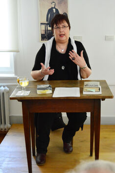 Birgit Ebbert las im Kirchheimer Max-Eyth-Haus aus ihrem Roman „Brandbücher“. Darin thematisiert sie die großen Bücherverbrennun