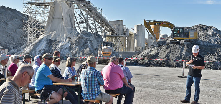 Mitarbeiter der Bahn und der Baufirma Implenia informierten die Anwohner über den aktuellen „Kalk-Zustand“. Foto: Markus Brändli