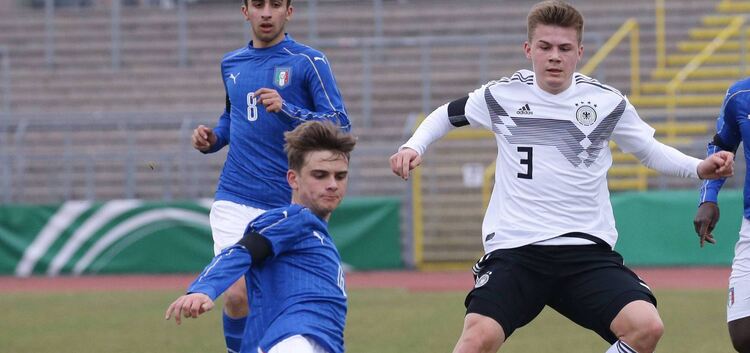 Der Oberlenninger Frederik Schumann spielt nicht nur beim VfB, sondern auch bei U16-Länderspielen wie hier gegen Italien als Lin