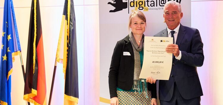 Saskia Klinger erhält die Auszeichnung von Minister Thomas Strobl.Foto: Steffen Schmid