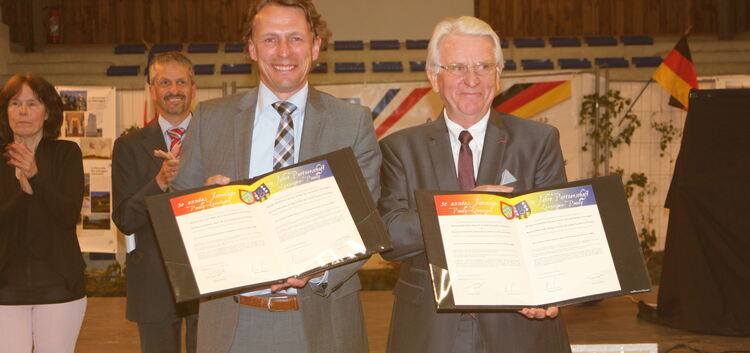 Lenningens Bürgermeister Michael Schlecht und sein Amtskollege aus Pouilly-en-Auxois, Bernard Milloir, haben mit der Unterzeichn