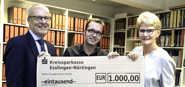 Kreissparkassen-Direktor Dietmar Ederle (links) überreichte den Spendenscheck an Kirchheims Oberbürgermeisterin Angelika Matt-He