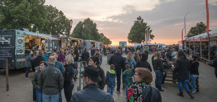 Je später es wurde, desto mehr Besucher pilgerten zum Streetfood-Festival.  Fotos: Carsten Riedl