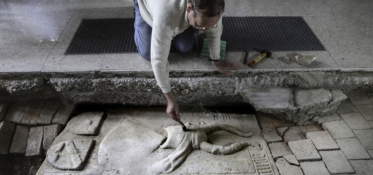 Rainer Laskowski entdeckte mit seiner Archäologie-AG die spätmittelalterliche Grabplatte. Foto: Jean-Luc Jacques