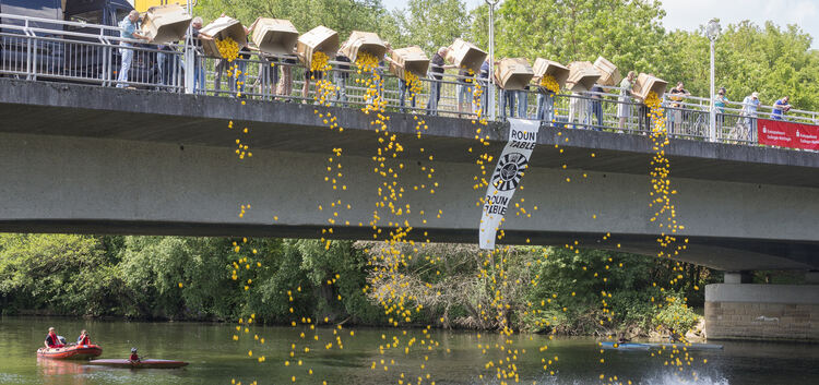 Einen fliegenden Start gab es für die gelben Quietsche-Entchen. Foto: Jüptner