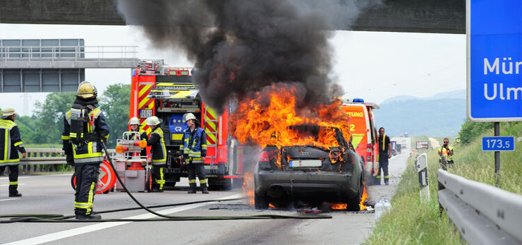 Brennendes Auto auf der A8 Foto: SDMB/Krytzner