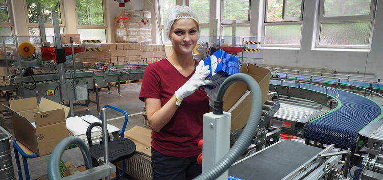 Natalie Vogel mag die Arbeit an den Maschinen: „Ein Bürojob wäre für mich nie in Frage gekommen“, sagt sie.Fotos: Heike Siegemun