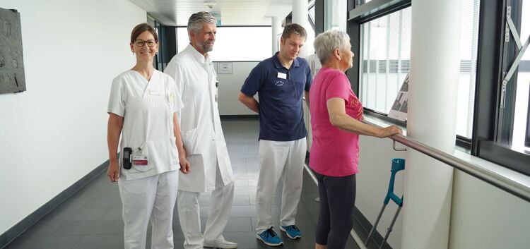 Chefarzt Dr. Florian Bopp (Mitte links) hat den Physiopfad entwickelt, der der Patientin Maria Prokosch (rechts) in ihrer Therap