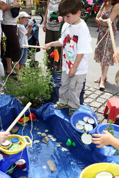 Auch für Kinder ist beim Weilheimer Städtlesfest am 1. Juli viel geboten - etwa Angelübungen.Archiv-Foto: Daniel Kopatsch