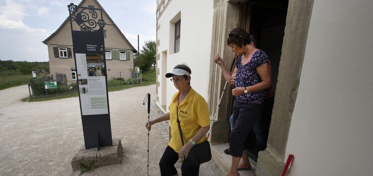 Irene Negraszus (links) von der Ortsgruppe Nürtingen-Kirchheim im Blinden- und Sehbehindertenverband testet das Freilichtmuseum.