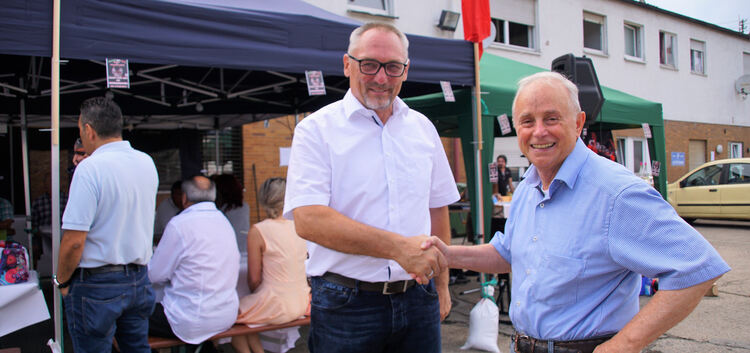 Bürgermeister Günter Riemer gratuliert Centro-Gründungsmitglied Fabio Bertoldi zum Jubiläum.Foto: Thomas Krytzner