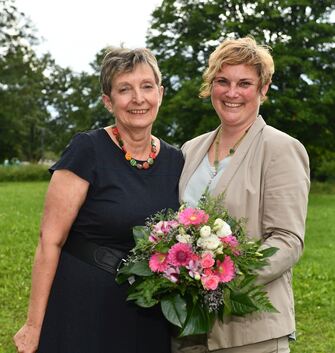 Owens BürgermeisterinVerena Grötzinger(rechts) verabschiedeteChrista Hils, Rektorinder Sibylle-von-der-Teck-Schule, in den Ruhes