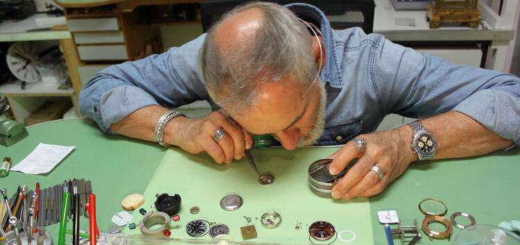 Uhrmacher wie der Kirchheimer Bernd Eckel müssen sich stundenlang in ihre Detailarbeit vertiefen. Herausforderung und Reiz zugle