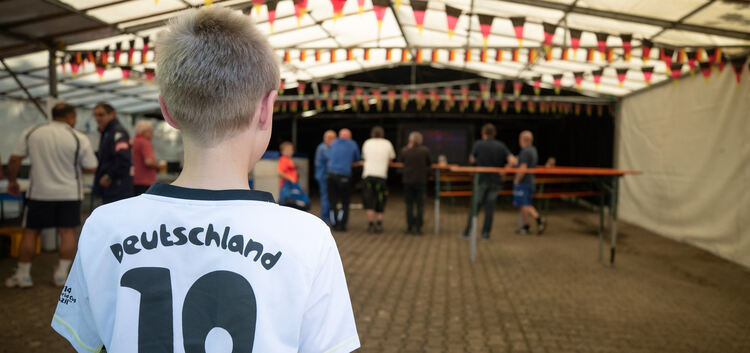 Hingucker: In Jesingen gibt's täglich ab 17 Uhr alle WM-Spiele im Festzelt. Foto: Carsten Riedl