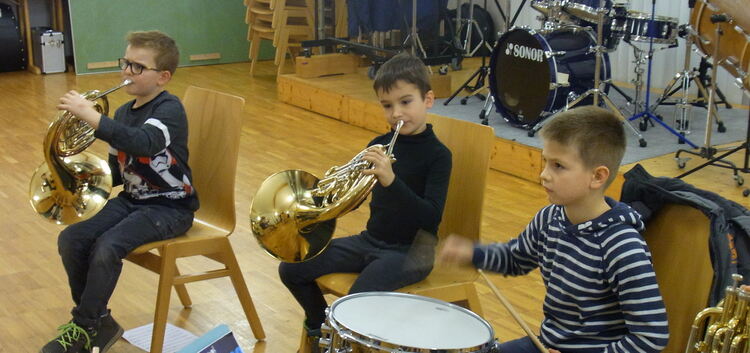Haben wohl ihr Instrument gefunden: Beim Musikverein Owen durften die Kinder verschiedenes ausprobieren.Foto: pr