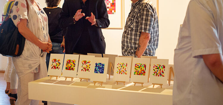 F.-Michael Starz erläutert den Besuchern seinen künstlerisch-konzeptionelle Ansatz der Farbereignisse. Fotos: Mirko Lehnen
