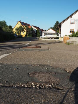Die Randecker-Maar-Straße in Ochsenwang ist in einem schlechten Zustand. Deshalb soll sie nächstes Jahr von Grund auf saniert we