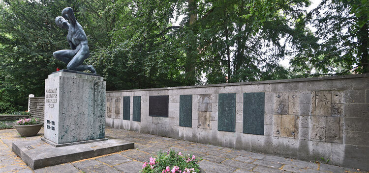 Von den zwölf Bronzetafeln mit den Namen der Gefallenen des Ersten Weltkriegs sind derzeit nur fünf zu sehen.Foto: Markus Brändl