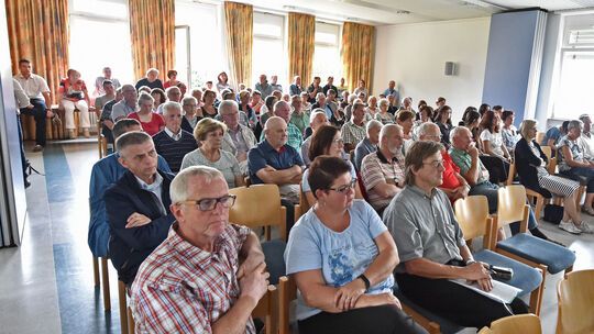 Im evangelischen Gemeindehaus in Ötlingen informierte die Kirchheimer Stadtverwaltung über das geplante Bauprojekt. Fotos: Mark