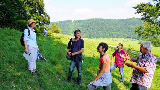 Obstbauer Karl Burkhardt (rechts) zeigt interessierten eine weitere mögliche Wiese für das Hutewaldprojekt. Foto Thomas Krytzner