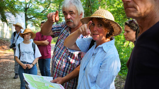 Ester Gerhards vom Landschaftserhaltungsverband und Obstbauer Karl Burkhardt zeigen interessierten die verschiedenen Hutewaldste Ester Gerhards vom Landschaftserhaltungsverband und Obstbauer Karl Burkhardt zeigen interessierten die verschiedenen Hutewaldste