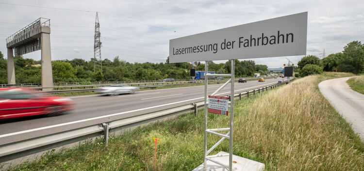 Laser messen die Fahrbahnhöhe der Autobahn.  Foto: Carsten Riedl