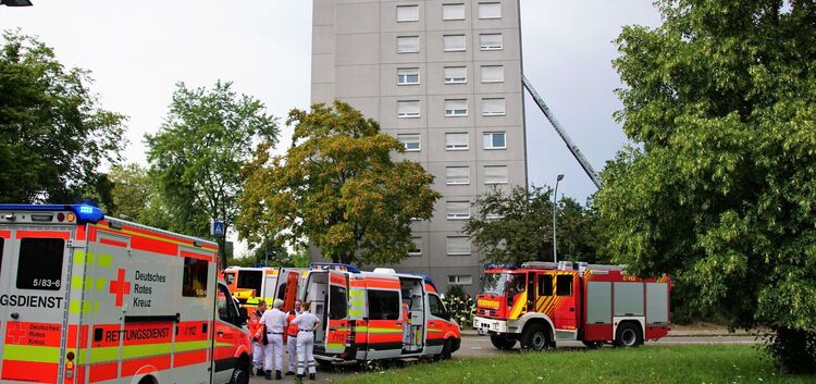 Ein Großaufgebot von Feuerwehr, Polizei und Rettungskräften rückte gestern zum Hochhaus in der Aichelbergstraße aus.Fotos: SDMG/