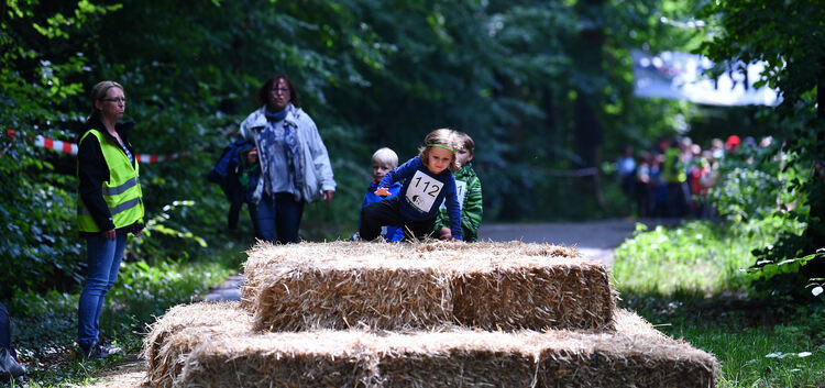 Kinderturnen einmal anders - im Wald bei Notzingen.Foto: Brändli