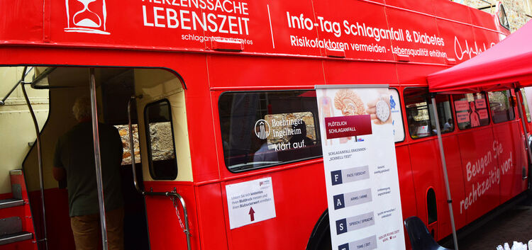 Vor dem Kirchheimer Kornhaus informierte die Medius-Klinik Kirchheim mit einem Aktionsbus über das Risiko, einen Schlaganfall zu