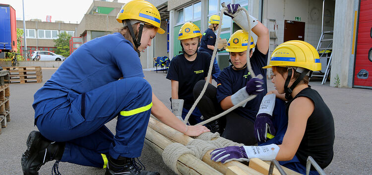 Die Jugendlichen bauen einen Dreibock, mit dessen Hilfe Menschen aus Schächten oder Gruben gerettet werden. Bei einer Schauübung