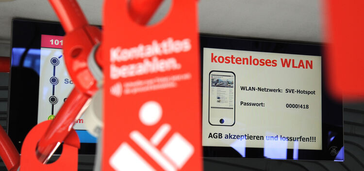 Ein Monitor im Bus verrät das Passwort für kostenloses WLAN.