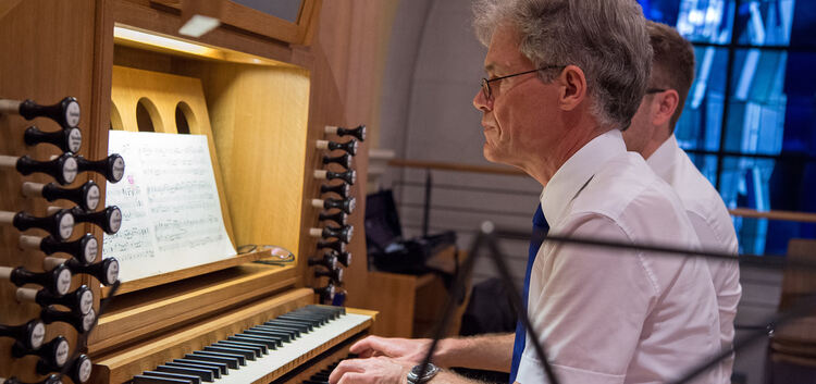 Hausherr und Organisator Thomas Specker eröffnete die Orgelnacht. Im Mittelpunkt des ersten Programms stand das Konzert des kana